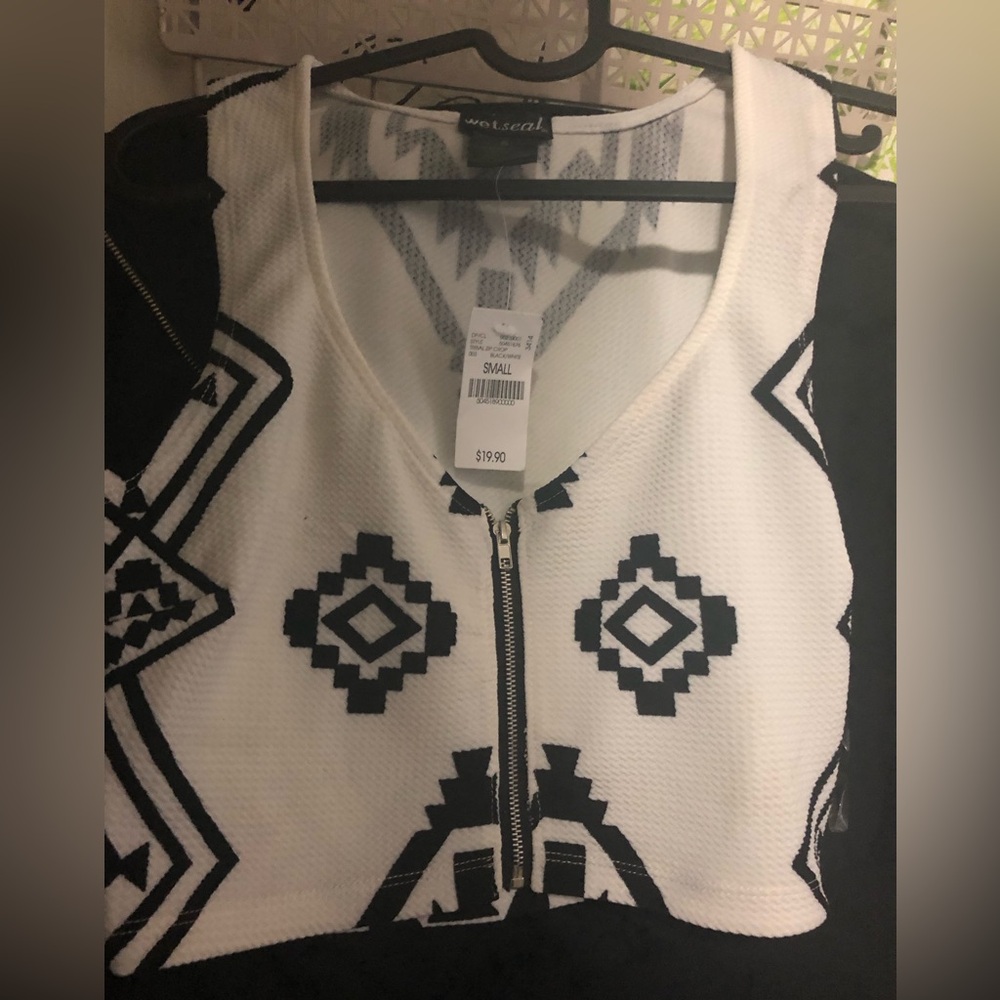 Wet Seal Black and White Geometric Crop Top